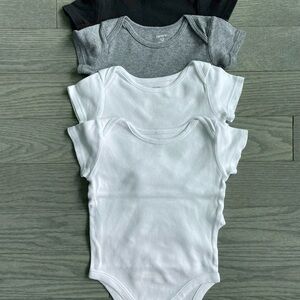 3/$15 🖤🤍Classic Baby short sleeve bodysuits | size 12m 🤍🖤